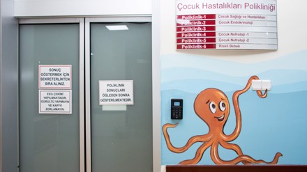 Çocuklara hastaneyi keyifli hale getirmek için duvar boyama etkinliği düzenlendi
